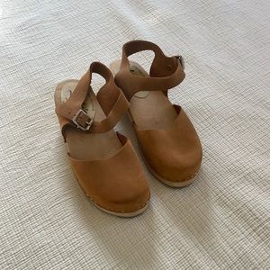 size 38 Lotta’s low wood clogs